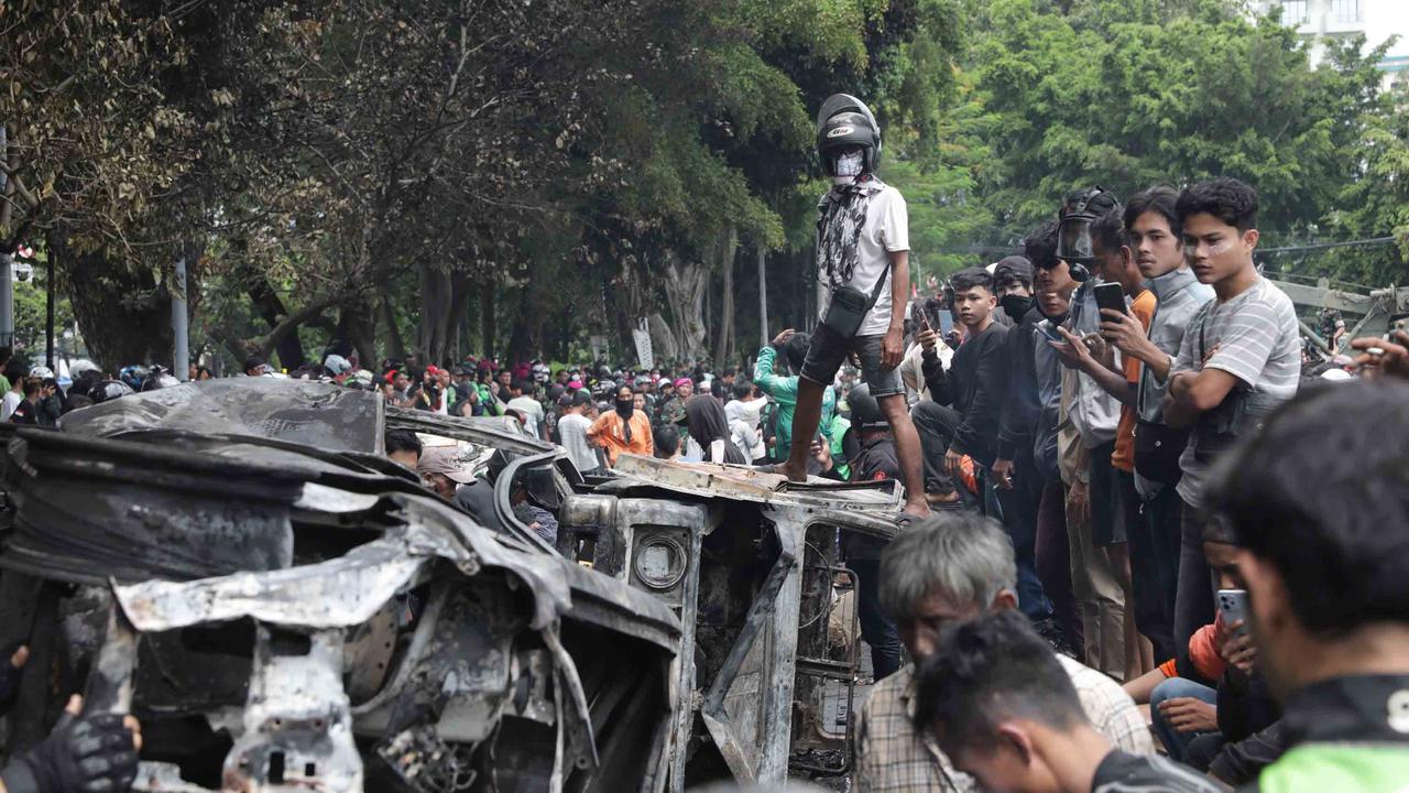 FOTO: Warga Ambil Bangkai Mobil Usai 10 Kendaraan Dibakar di Depan Mako Brimob Kwitang