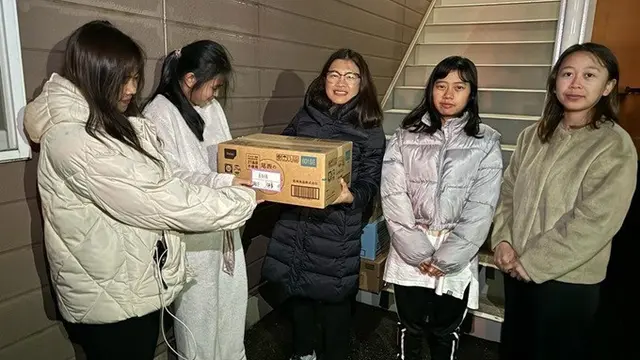 Tim KBRI Tokyo mendistribusikan bantuan untuk WNI korban gempa Jepang.
