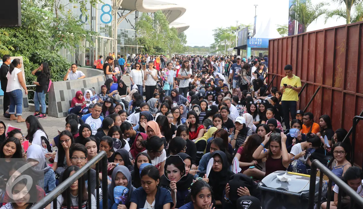 Suasana antrian konser Selena Gomez di ICE BSD CITY, Tanggerang, Sabtu (23/7). Selena Gomez menggelar konser yang bertajuk "REVIVAL TOUR" di ICE BSD CITY yang akan di mulai jam 20.00. (Liputan6.com/Herman Zakharia)