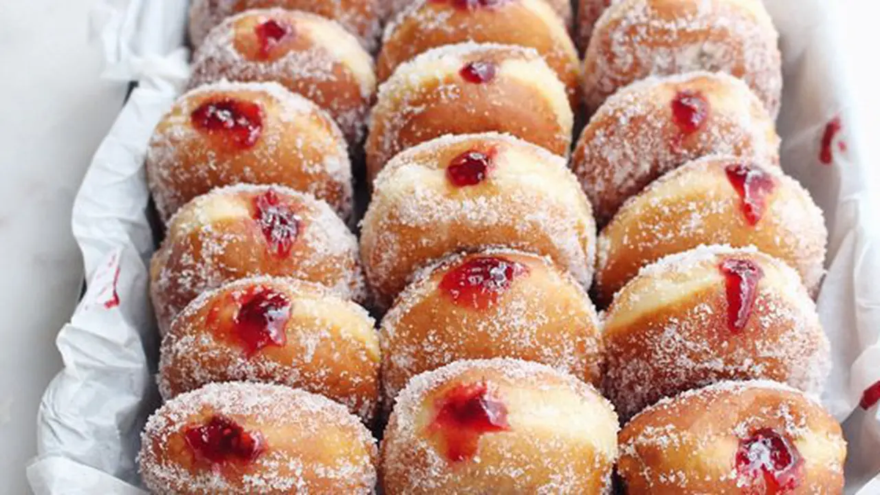 Donat filling stroberi/copyright The Sweet and Simple Kitchen