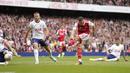 Unggul jumlah pemain membuat Arsenal makin leluasa menekan pertahanan Tottenham Hotspur untuk mencari gol tambahan. Gol ketiga pun lahir lewat sepakan kaki kiri Granit Xhaka dari dalam kotak penalti usai menerima umpan Gabriel Martinelli. (AP/Kirsty Wigglesworth)