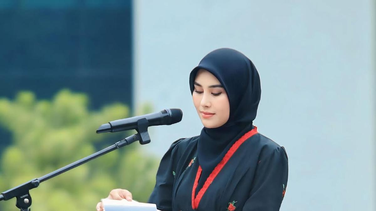 7 Outfit Ibu Pejabat Berhijab ala Syahnaz Sadiqah di 2025, Berwibawa dan Elegan