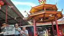  Warga Tionghoa melepas burung pipit untuk menyambut perayaan hari raya Imlek di Vihara Dharma Bhakti, Jakarta, (7/2). Melepas burung ke alam bebas, merupakan simbol kebebasan hati dan dipercaya berdampak baik bagi kehidupan. (Liputan6.com/Yoppy Renato)
