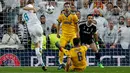 Pemain Real Madrid, Toni Kroos gagal mencetak gol ke gawang Juventus pada leg kedua babak perempat final Liga Champions di Santiago Bernabeu, Rabu (11/4). Real Madrid melaju ke semifinal meski kalah 1-3 dari Juventus. (AP/Paul White)