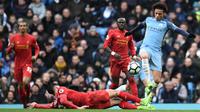 Gelandang Manchester City, Leroy Sane, berusaha melewati hadangan gelandang Liverpool, Emre Can, pada laga Liga Inggris di Stadion Ettihad, Inggris, Minggu (19/3/2017). Kedua klub bermain imbang 1-1. (AFP/Oli Scarff)