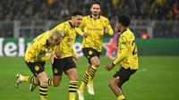 Gelandang Borussia Dortmund, Jadon Sancho (kedua kiri) berselebrasi usai mencetak gol pembuka saat pertandingan sepak bola leg kedua babak 16 besar Liga Champions melawan PSV Eindhoven di Stadion Signal Iduna, Dortmund, Jerman, 13 Maret 2024. (INA FASSBENDER/AFP)