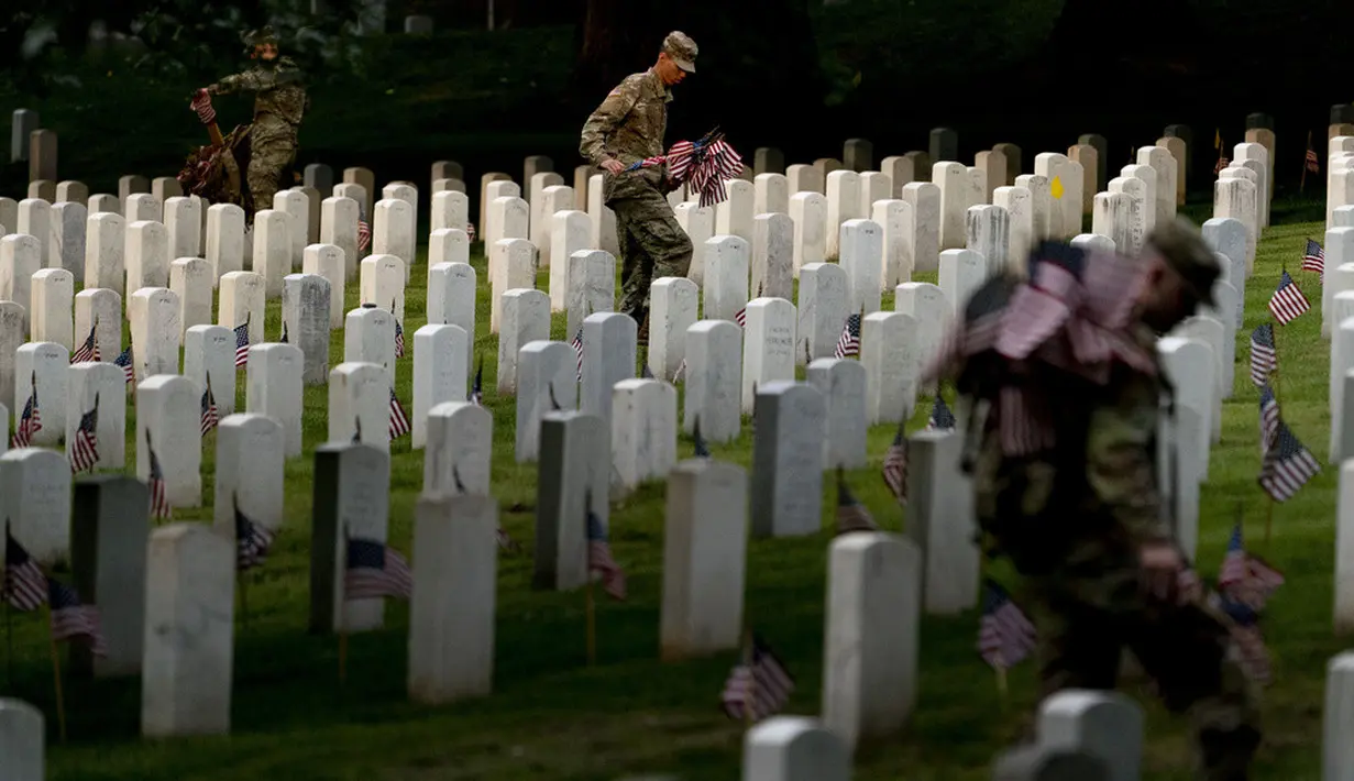 <p>Peringatan Memorial Day pertama terjadi pada tanggal 30 Mei 1868. Kemudian dikenal sebagai Decoration Day, hari libur tersebut diproklamirkan oleh Panglima Tertinggi John A. Logan dari Tentara Agung Republik untuk menghormati tentara Union yang tewas dalam Perang Saudara. (AP Photo/Andrew Harnik)</p>