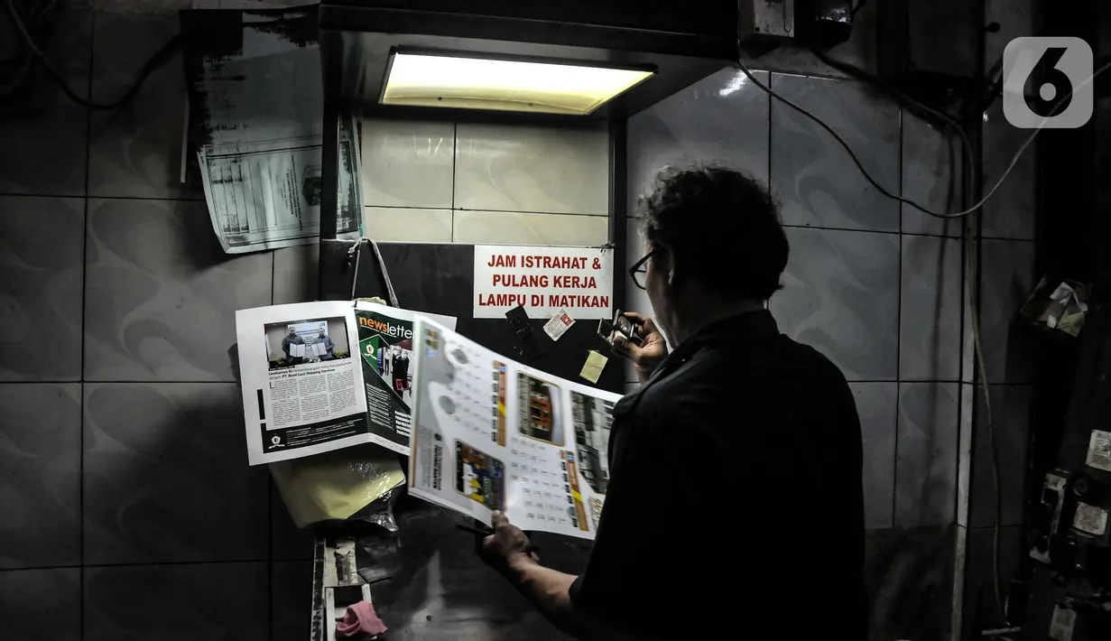 Pekerja saat menyelesaikan pembuatan kalender 2022 di toko percetakan kawasan Senen, Jakarta, Senin (27/12/2021). Jelang tahun baru 2022 permintaan kalender meningkat hingga 20 persen dibandingkan tahun sebelumnya. (merdeka.com/Iqbal S Nugroho)