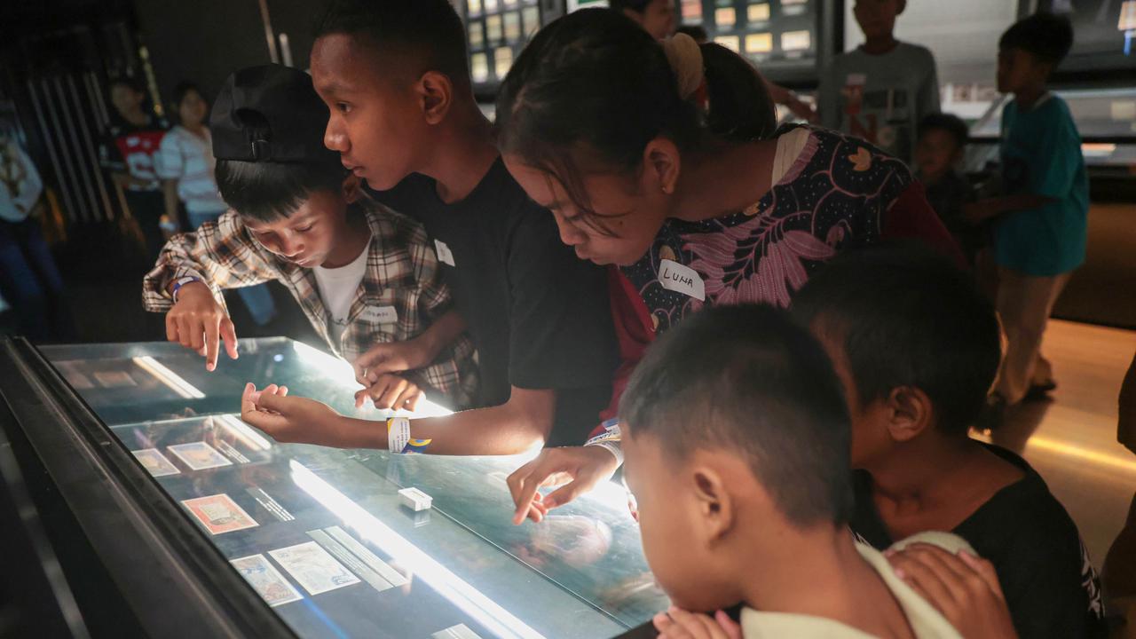 Anak Pekerja Sampah Belajar Sejarah di Kota Tua