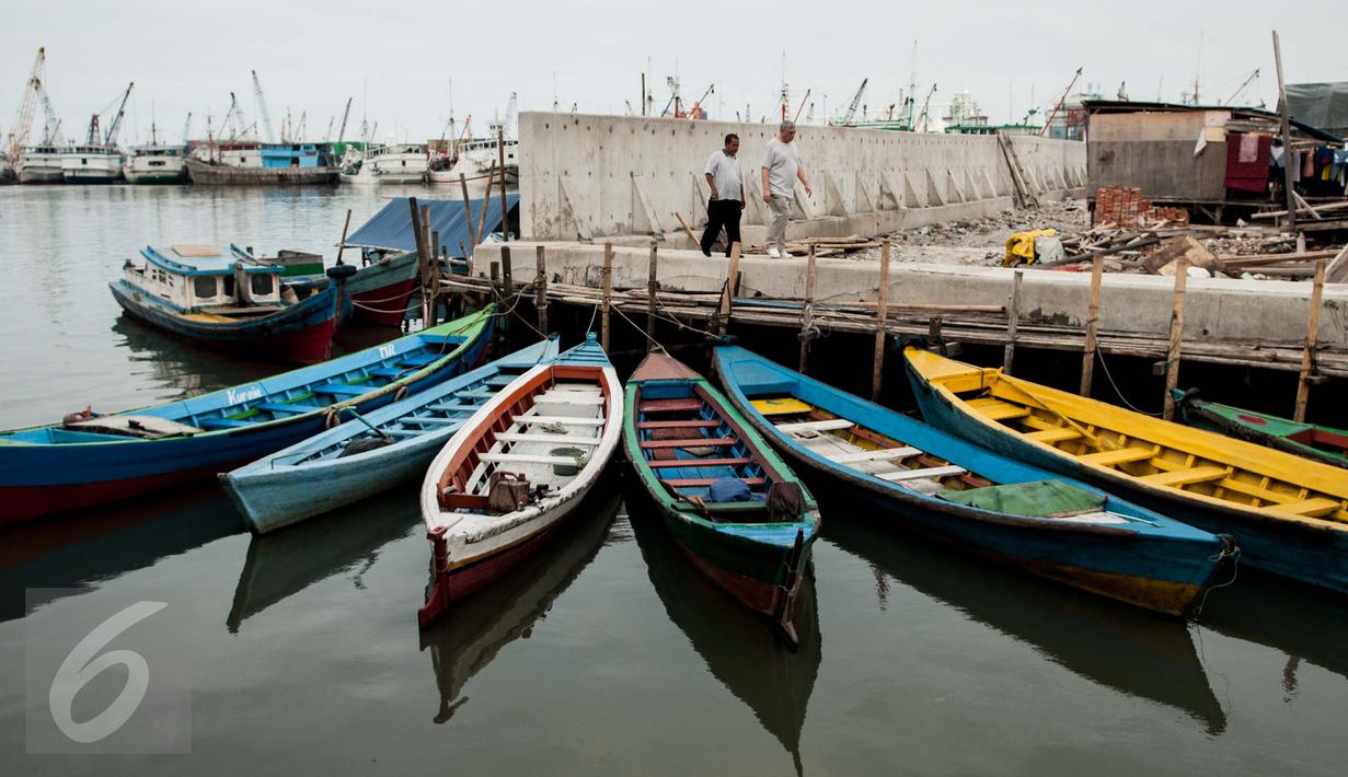 Perahu berjejer di Kampung Akuarium, Penjaringan, Jakarta Utara, Senin (30/1). Pemda DKI rencananya akan merevitalisasi kawasan tersebut menjadi destinasi wisata bahari. (Liputan6.com/Gempur M Surya)