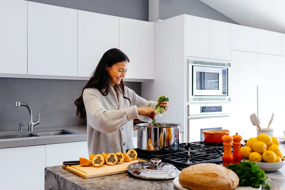 perempuan memasak di dapur