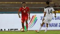 Pemain Timnas Indonesia U-23,&nbsp;Ricky Kambuaya (kiri) saat pertandingan melawan Timor Leste dalam laga kedua fase Grup A SEA Games 2021 di Stadion Viet Tri, Phu Tho, Vietnam, Selasa (10/5/2022). (Bola.com/Ikhwan Yanuar)