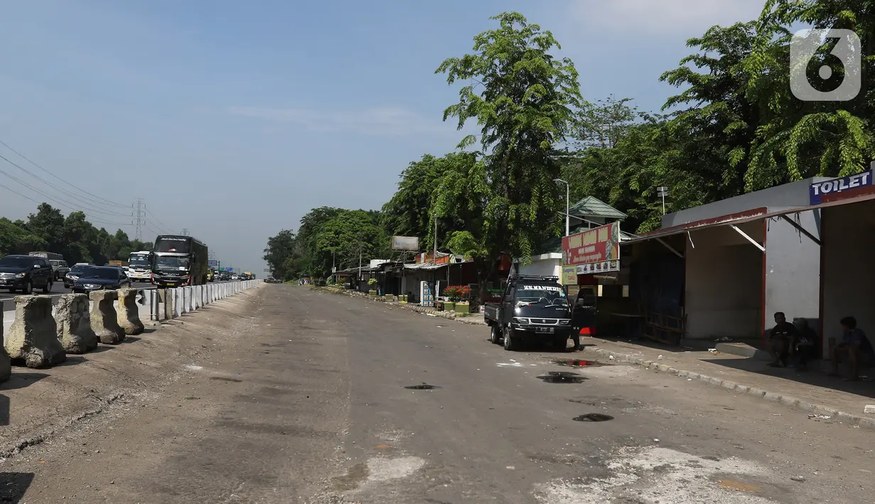 Suasana Rest Area KM 50 A yang ditutup secara permanen pada 20 Desember 2020 lalu di Tol Jakarta-Cikampek, Karawang, Kamis (24/12/2020). PT Jasa Marga menjelaskan alasan penutupan yang memang sudah direncanakan ditutup sejak Februari lalu. (Liputan6.com/Herman Zakharia)