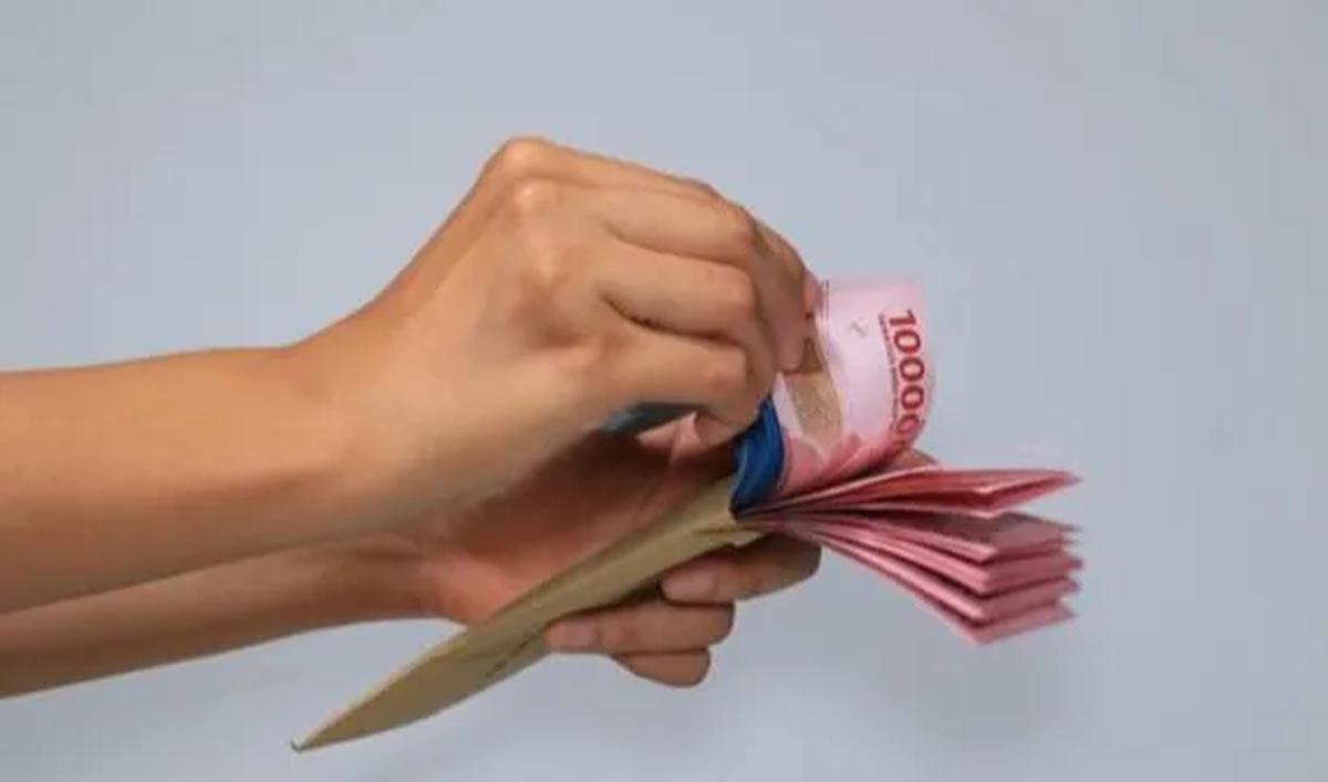 Warga setempat, Ola (26) mengakui korban yang juga tetangganya itu sering meminjamkan uang di lingkungan sekitar. Dia mengenakan bunga tinggi.<br>