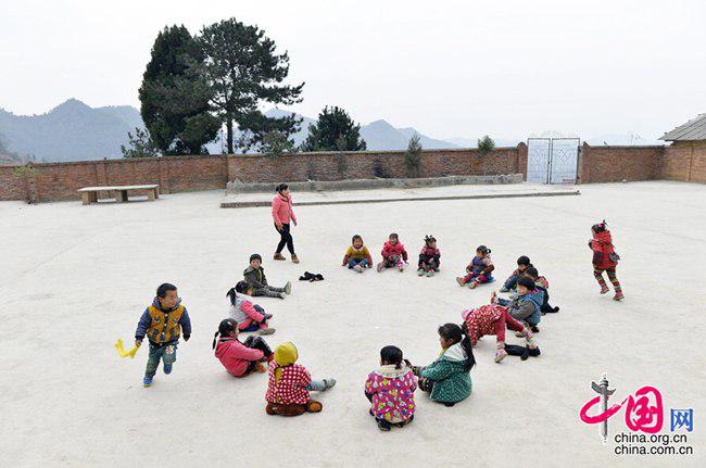 Anak-anak gembira bermain bersama | foto: copyright womenofchina.cn