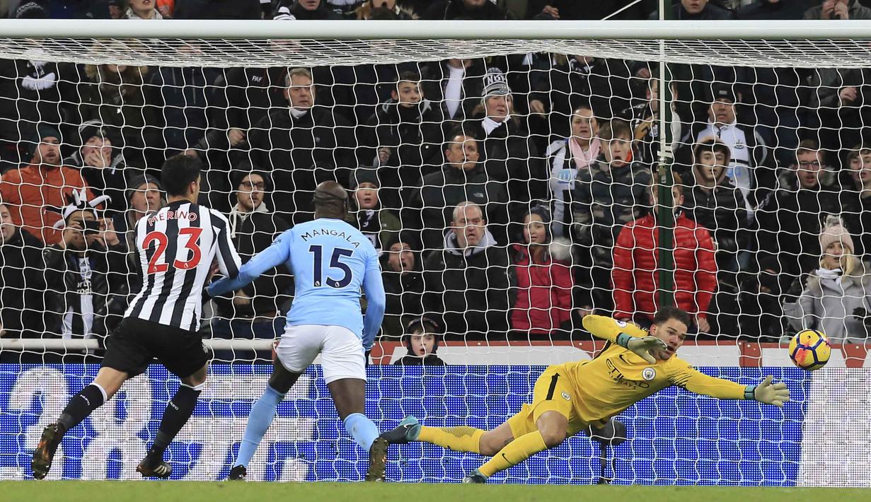 Kiper Manchester City, Ederson (kanan) berusaha mengamankan bola sepakan pemain Newcastle United pada lanjutan Premier League di St James' Park, Newcastle-upon-Tyne, (27/12/2017). Manchester City menang 1-0. (AFP/Lindsey Parnaby)