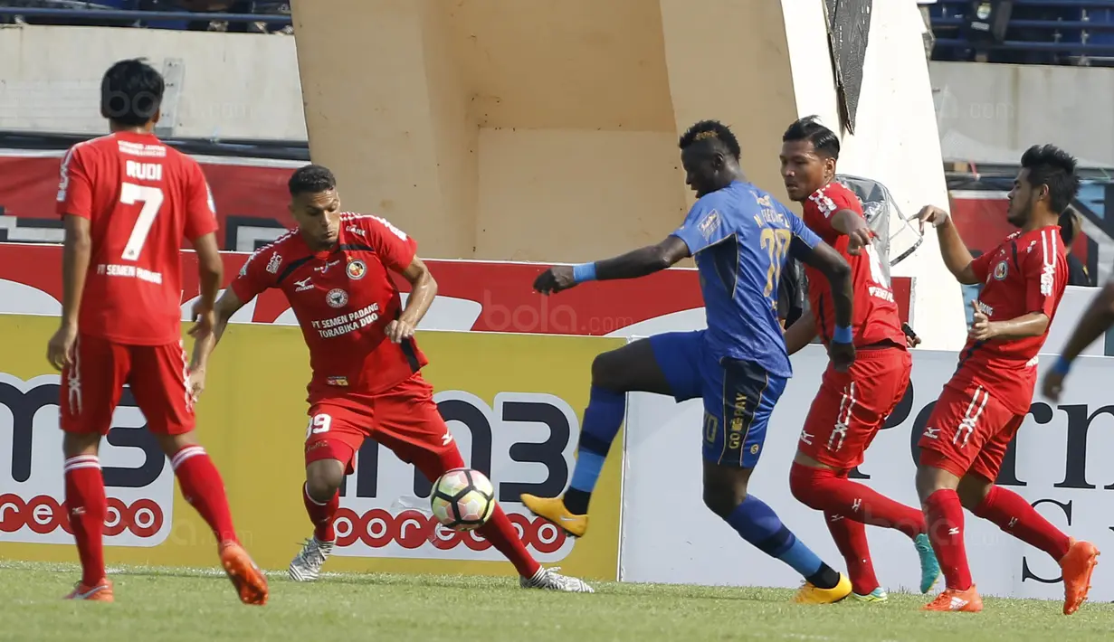 Striker Persib, Ezechiel N'Douassel, berusaha melewati pemain Semen Padang pada laga Liga 1 Indonesia di Stadion Si Jalak Harupat, Bandung, Sabtu, (9/9/2017). Persib ditahan imbang 2-2 oleh Semen Padang. (Bola.com/M Iqbal Ichsan)