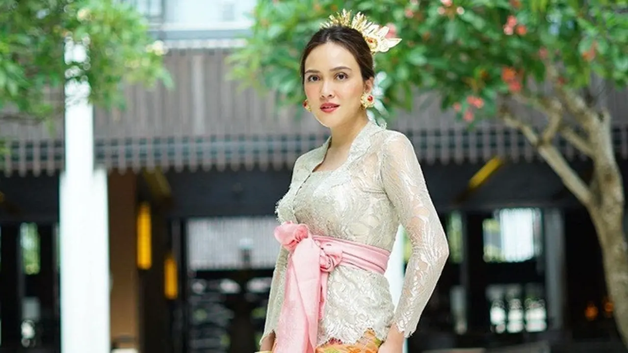 7 Potret Shandy Aulia dan Keluarga Pakai Baju Adat Bali, Memesona