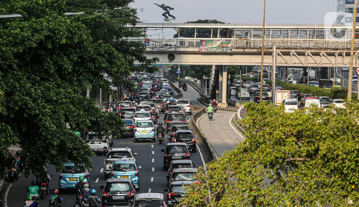 Sejumlah pengendara kendaraan bermotor mengalami kemacetan lalu lintas di Tol Dalam Kota dan Jalan Gatot Subroto Jakarta, Selasa (19/5/2020). Meski masa pembatasan sosial berskala besar (PSBB) masih berlangsung, kemacetan lalu lintas masih terjadi di Ibu Kota. (Liputan6.com/Faizal Fanani)