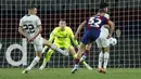 Pemain Barcelona, Fermin Lopez, melepaskan tendangan saat melawan Shakhtar Donetsk pada laga Liga Champions, di Stadion Olimpic Lluis Companys, Rabu (25/10/2023). (AP Photo/Joan Monfort)