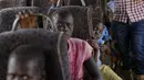 Suasana di dalam bis yang berisi pengungsi dari Sudan Selatan menuju Bidi Bidi, Uganda, Selasa (6/6). Bidi Bidi adalah pemukiman pengungsi terbesar di dunia yang menampung pengungsi Sudan Selatan. (AP Photo / Ben Curtis)