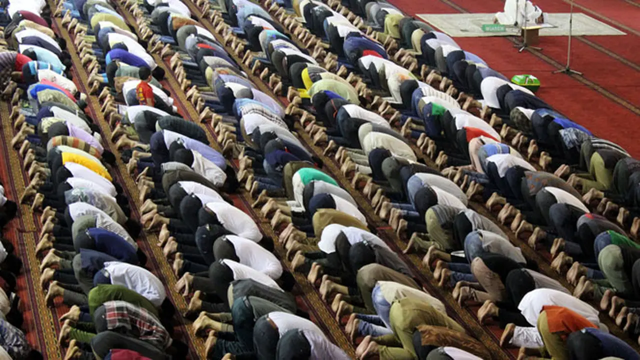 9 Hal Kocak yang Sering Terjadi Ketika Sedang Salat Berjamaah