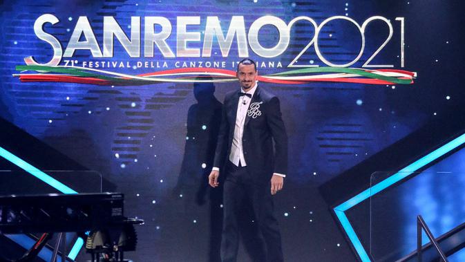 Striker AC Milan, Zlatan Ibrahimovic tampil pada malam pembukaan festival musik San Remo di San Remo, Selasa (2/3/2021). Zlatan Ibrahimovic yang sedang cedera melakukan debutnya sebagai pembawa acara di festival musik tersebut. (Marco RAVAGLI/AFP)