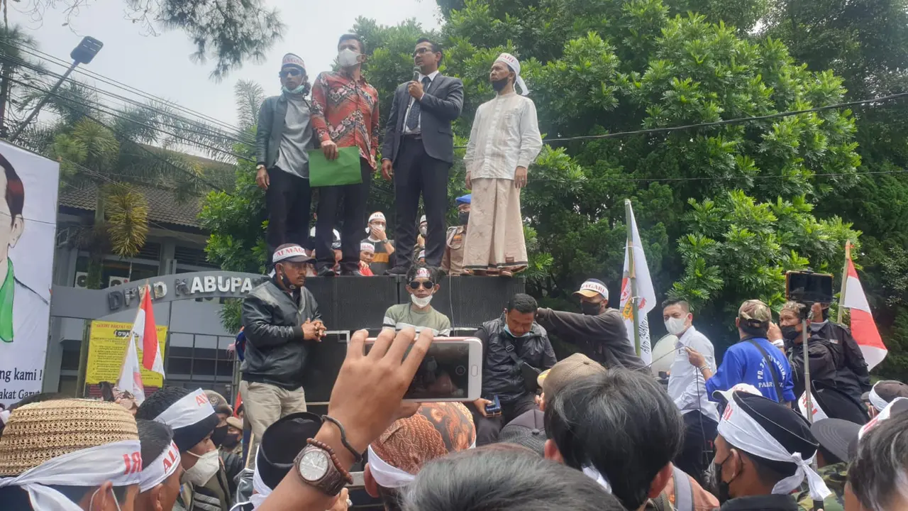 Wakil Bupati Garut Helmi Budiman bersama pembina Almagari KH Abdul Mujib tengah menenangkan massa demo penolakan NII, serta desakan keluarnya Perda anti radikalisasi dan Intoleransi.