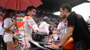 Marc Marquez (tengah) berbicara dengan salah satu tim teknisnya sesaat sebelum menjajal Honda CB150R StreetFire di Sirkuit Sentul, Bogor, (21/10/2014). (Liputan6.com/Helmi Fithriansyah)
