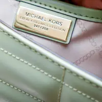 Michael Kors dengan bangga memperkenalkan koleksi kapsul Tribeca. Foto: Document/Michael Kors.
