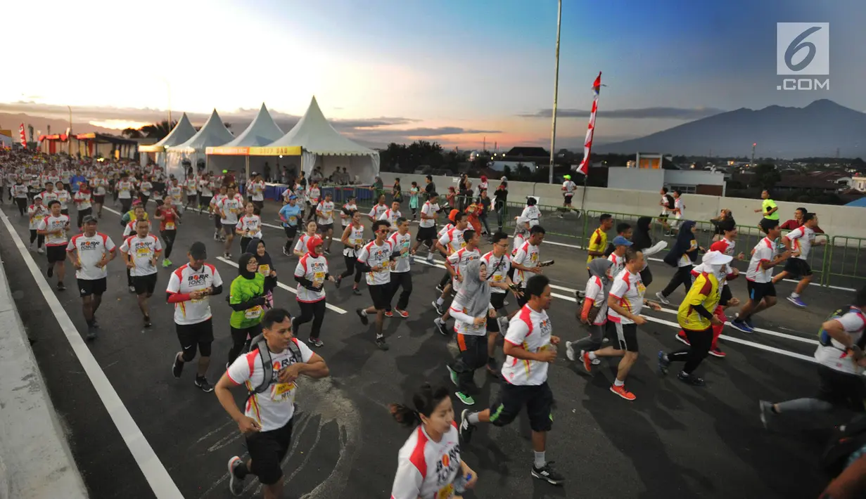 Peserta berlari saat memulai perlombaaan lari 5K dan 10K saat kegiatan Bogor Running Race di jalan Tol Bogor Outer Ring Road (BORR), Bogor (01/04). (Merdeka.com/Arie Basuki)