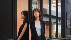 Sosok Della Dartyan memang menjadi salah satu selebriti wanita yang kerap tampil dengan gaya rambut pendek. Dalam beberapa tahun belakangan ini gaya rambutnya paling panjang hanya sampai bahu. Menjadi salah satu penampilan ikoniknya, wanita kelahiran Yogyakarta ini kini makin terlihat muda dengan gaya rambut barunya. (Liputan6.com/IG/@delladartyan)