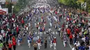 Grup marching band anggota kepolisian RI memeriahkan Parade Asian Games 2018 yang melintasi Jalan MH Thamrin, Jakarta, Minggu (15/5). Parade digelar oleh Inasgoc untuk 100 hari jelang Asian Games. (Liputan6.com/Arya Manggala)