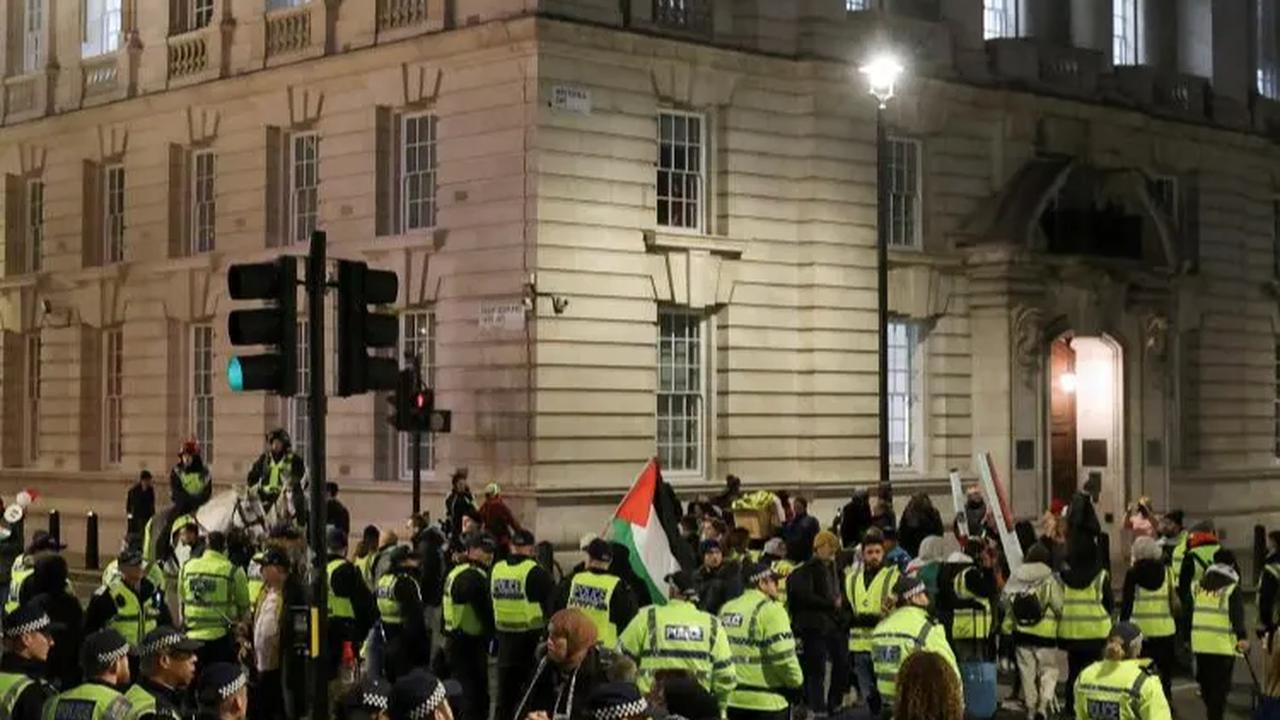 Kepolisian London berjaga di Whitehall saat aksi  solidaritas massa pro-Palestina London untuk Palestina digelar selama gencatan senjata.