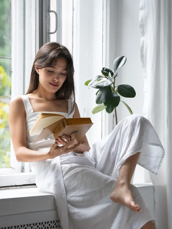 wanita agustus baca buku semangat hidup