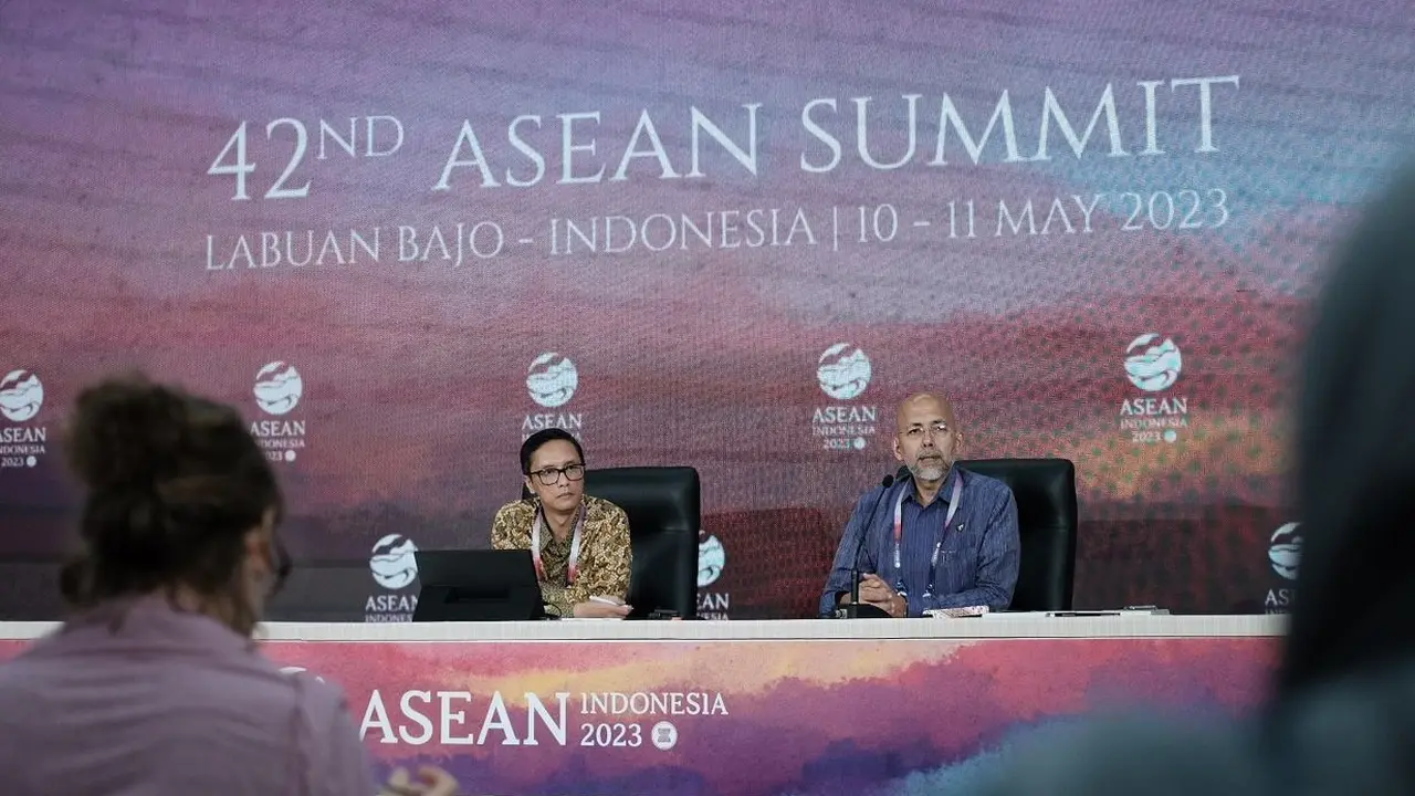 Direktur Jenderal Kerja Sama ASEAN Kementerian Luar Negeri RI, Sidharto Reza Suryodipuro (kanan), menyampaikan hasil SOM saat Press Briefing di Media Center KTT ke-42 ASEAN, di Hotel Bintang Flores, Labuan Bajo, NTT, Senin (8/5/2023) (Foto: Kemlu)