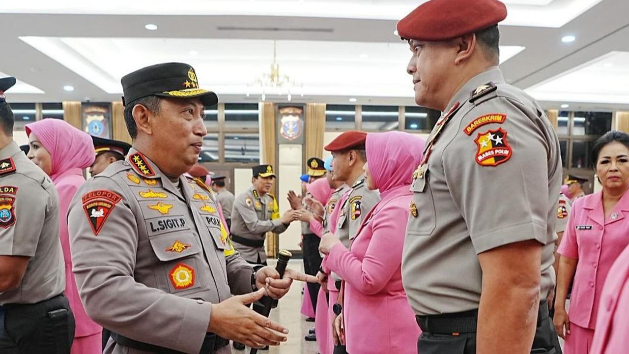 Beginilah potretnya saat berada di hadapan Kapolri Listyo Sigit Prabowo.