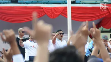 Calon Presiden nomor urut 02, Prabowo Subianto menghadiri kegiatan jalan sehat di kawasan Jakarta Pusat, Sabtu (2/2).  Acara yang digelar oleh relawan Roemah Djoeang ini mengambil rute dari Irti Monas menuju Lapangan Banteng (Liputan6.com/Herman Zakharia)