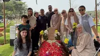 Revalina S Temat Bagikan Potret Pemakaman Ayahanda