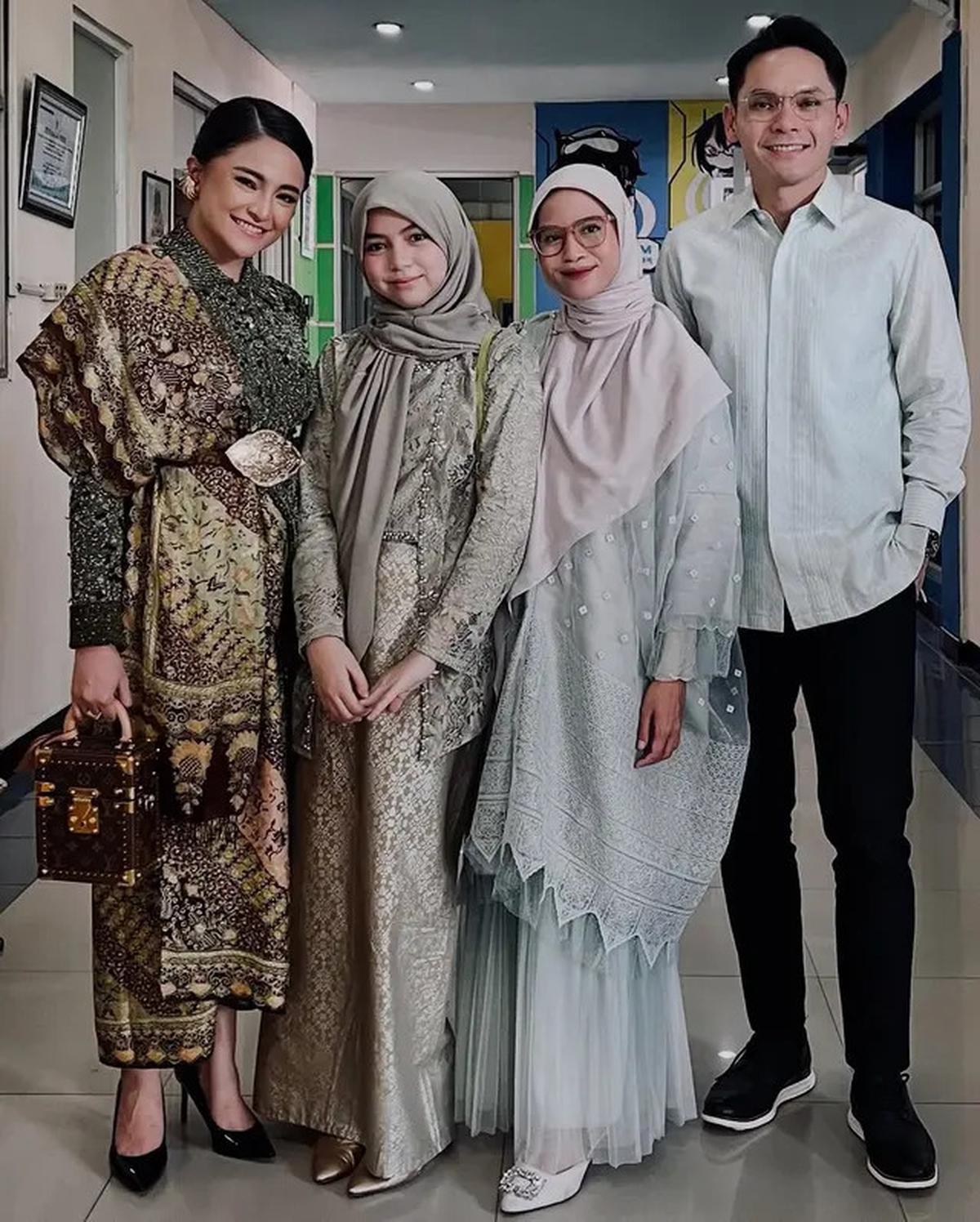 6 Potret Marshanda Dampingi Sienna Wisuda Kelulusan SD, Outfitnya Memukau