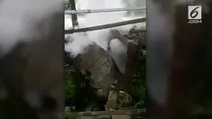 Sebuah sumur tiba-tiba meledak dan keluarkan asap dan bau busuk. Warga di sekitar lokasi pun panik dan berhamburan.