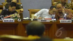 Menaker Hanif (tengah) bersama Sekjen Kemenakertrans Abdul Wahab Bangkona (kiri) serta Dirjen PHI dan Jamsos Kemnaker, R. Irianto Simbolon (kanan) mengikuti raker dengan Komisi IX di Kompleks Parlemen, Jakarta,  (3/2/2015). (Liputan6.com/Andrian M Tunay)