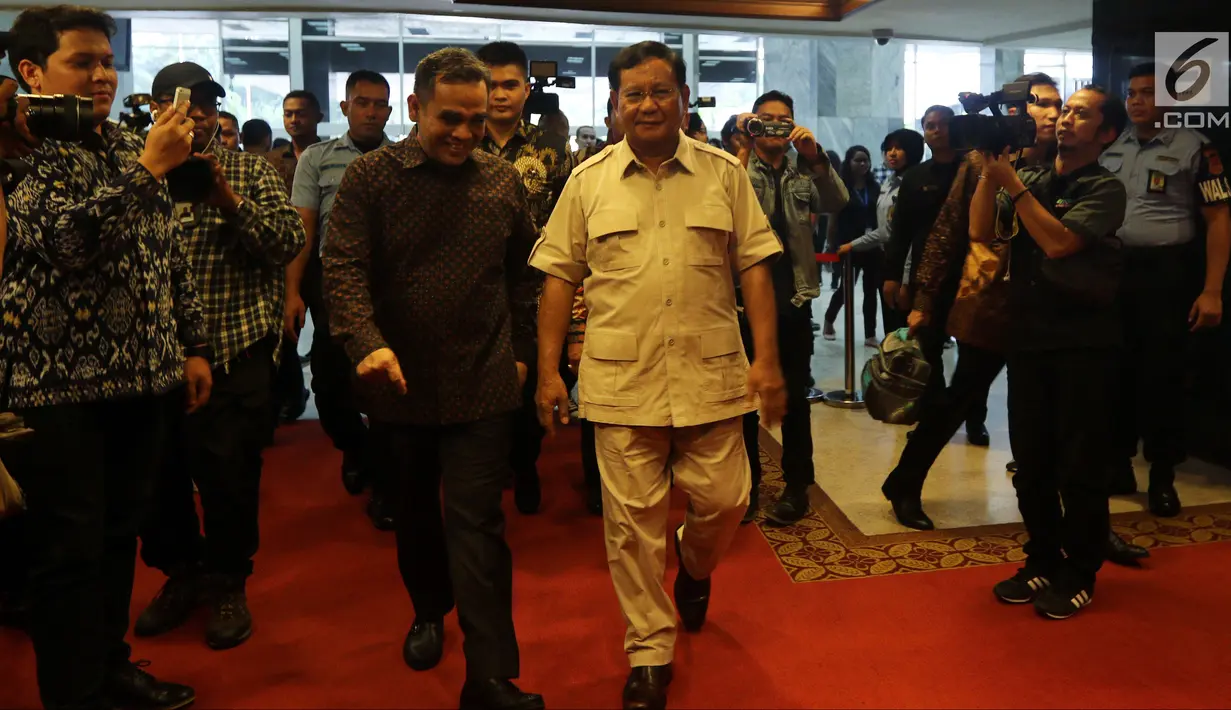 Ketua Umum Partai Gerindra Prabowo Subianto saat tiba di Kompleks Parlemen, Senayan, Rabu, (16/5). Kedatangan Prabowo untuk membahas perkembangan politik terkini termasuk adanya serangkaian teror. (Liputan6.com/JohanTallo)
