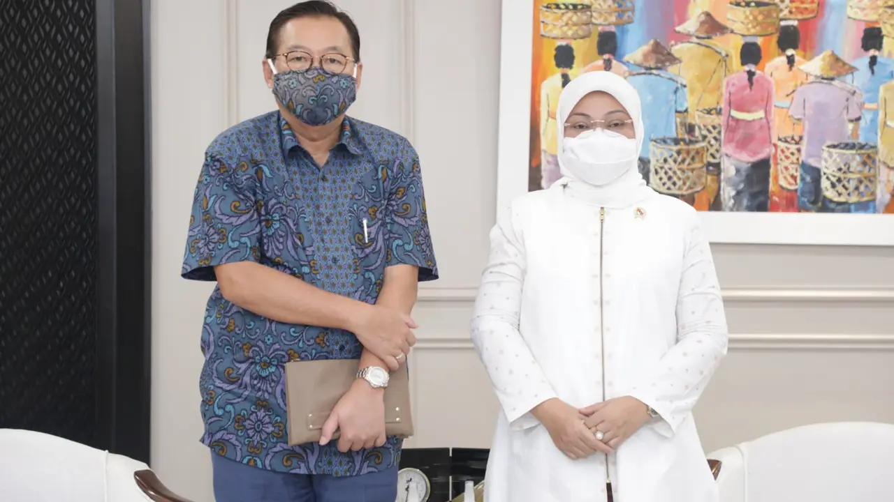 Menaker Ida Fauziyah usai menerima Duta Besar Luar Biasa dan Berkuasa Penuh (LBBP) Republik Indonesia untuk Republik Korea, Gandi Sulistiyanto, di Kantor Kemnaker Jakarta