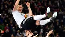 Penyerang Jerman, Lukas Podolski melakukan selebrasi bersama setelah pertandingan persahabatan antara Jerman dan Inggris di Dortmund, (23/3). Pertandingan ini merupakan laga terakhir Podolski bersama tim nasional Jerman. (AP/Martin Meissner)