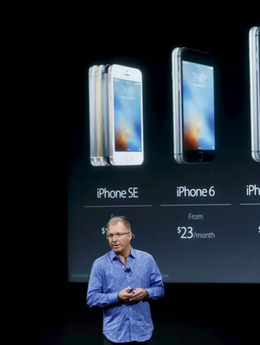 Wakil Presiden Apple, Greg Joswiak saat memperkenalkan iPhone SE saat peluncurannya di kantor pusat Apple di Cupertino, California (21/3). Harga dari iPhone SE mencapai USD 399 atau sekitar Rp 5,2 juta. (REUTERS/Stephen Lam)