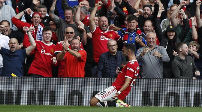 Gelandang Manchester United (MU) Bruno Fernandes merayakan gol ke gawang Leeds United pada laga Liga Inggris di Old Trafford, Sabtu (14/8/2021). (AFP/Adrian Dennis)