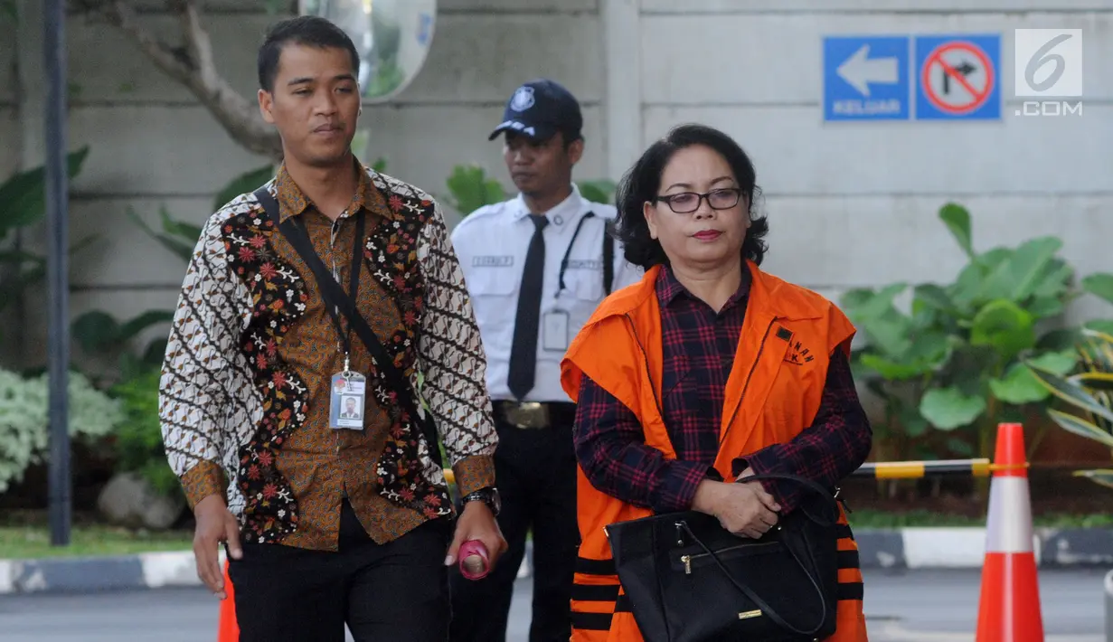 Mantan Anggota DPRD Sumut Arlene Manurung tiba di Gedung KPK, Jakarta, Jumat (4/1). Arlene diduga menerima suap persetujuan Laporan Pertanggungjawaban APBD 2012 dan Pengesahan Perubahan APBD 2013, 2014 dan 2015. (Merdeka.com/Dwi Narwoko)