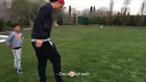 Cristiano Ronaldo dan anaknya menghabiskan waktu bersantai di pekarangan rumah dengan melakukan mengajarkan cara mencetak gol melalui tendangan bebas yang baik.