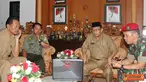 Citizen6, Gowa: Kepala Tim Peninjau Ekspedisi NKRI 2013 Koridor Sulawesi, Kolonel Inf. Echsan Sutadji diterima Sekretaris Daerah Kab Gowa, H Muh Yusuf Sommeng di ruang kerja Sekda Kantor Bupati Gowa, Sungguminasa ,Rabu (10/10). (Pengirim: Penkopassus).